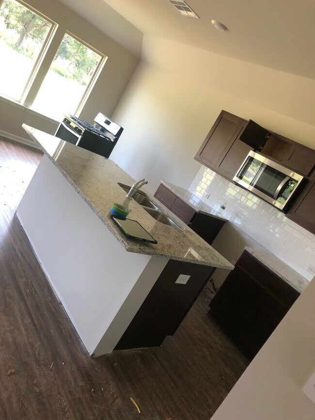 Building Photo - 5401 Greenridge Ln