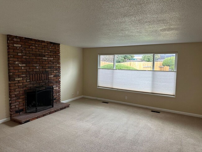 Building Photo - East Medford Three Bedroom for Rent!