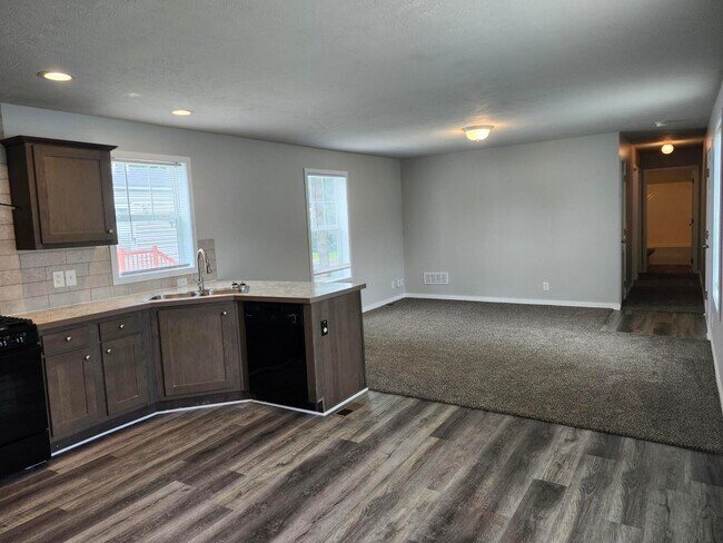 Building Photo - 46 Parakeet Hill Dr