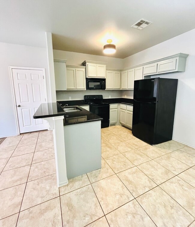 Building Photo - Charming 3BD 2BA Duplex in Yukon, The Gard...