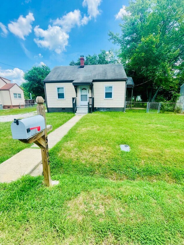 Primary Photo - Adorable 2 bdrm/1 bath Bungalo w/Loft Loca...