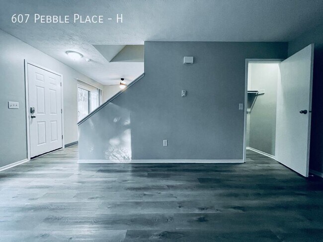 Building Photo - 607 Pebble Pl Dr