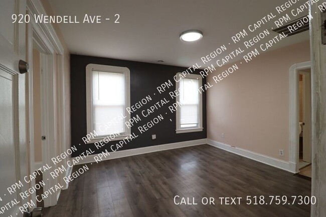 Foto del edificio - 3 Bedroom with extra room on Wendell Ave