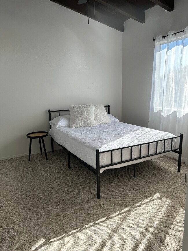 Dormitorio delantero con cama de tamaño completo y amplio espacio de armario. - 440 N Dodge Blvd