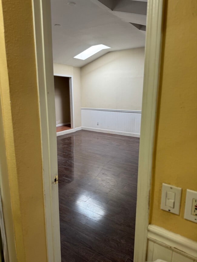 Building Photo - 460 Rosewood Ave