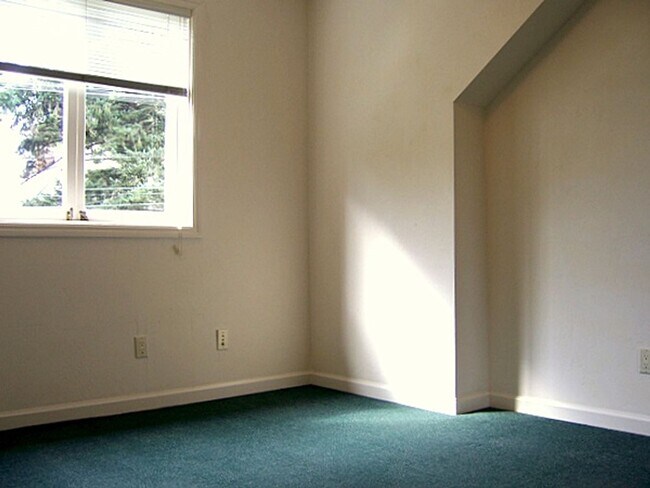 Foto del edificio - COMING SOON Spacious 5bdr/2bath units available for a lease ending May 30. Building is located at...