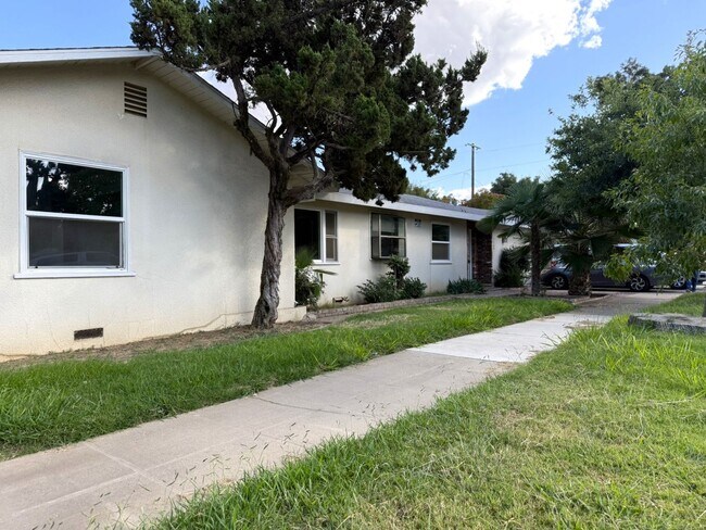 Foto del edificio - Spacious 2/2 home near shopping