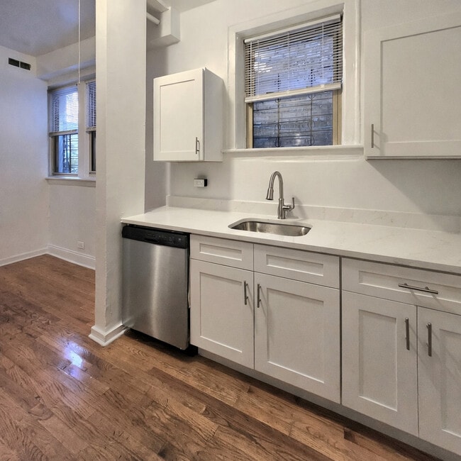 Foto del edificio - 3746 W Irving Park Rd