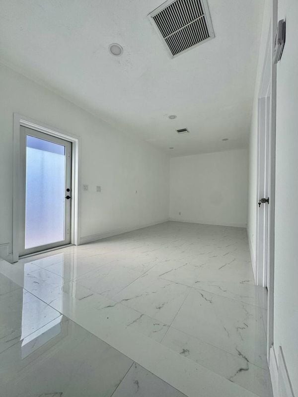 Building Photo - 2826 Floral Rd