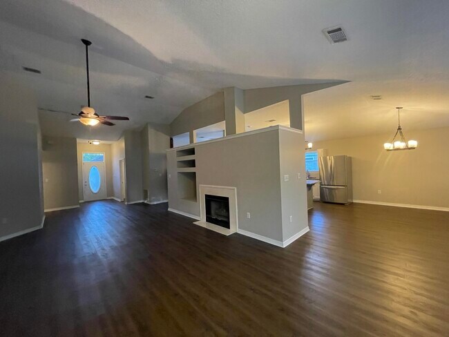Building Photo - 1144 Troon Dr E