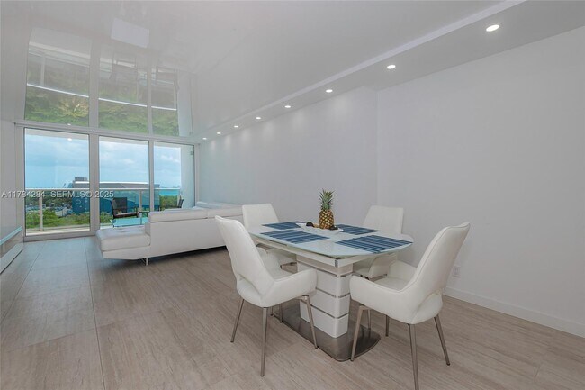 Building Photo - 100 Bayview Dr