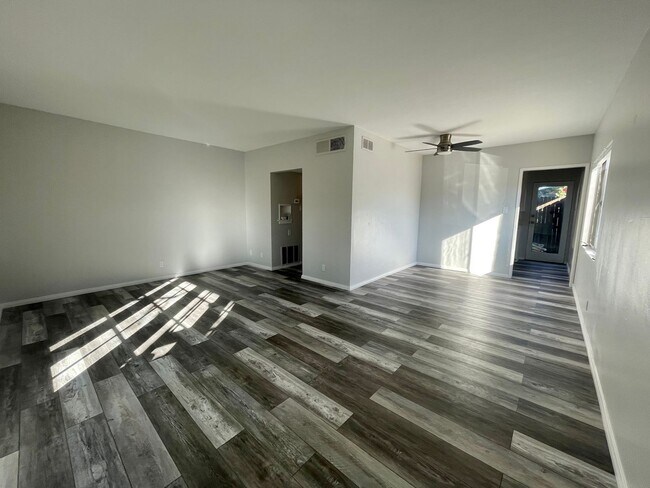 Building Photo - COMING SOON!!! Charming 1 Bed / 1 Bath apartment in PALM SPRINGS!