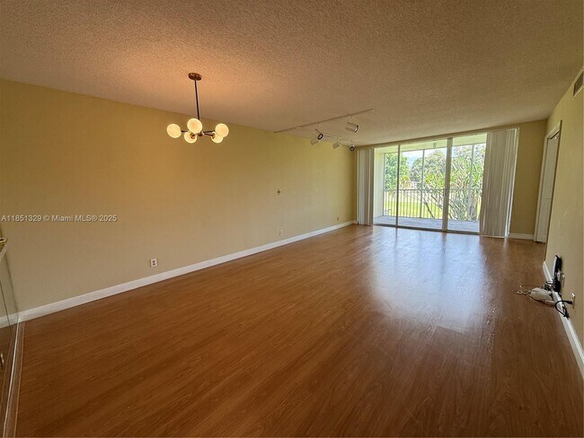 Foto del edificio - 3351 S Palm Aire Dr
