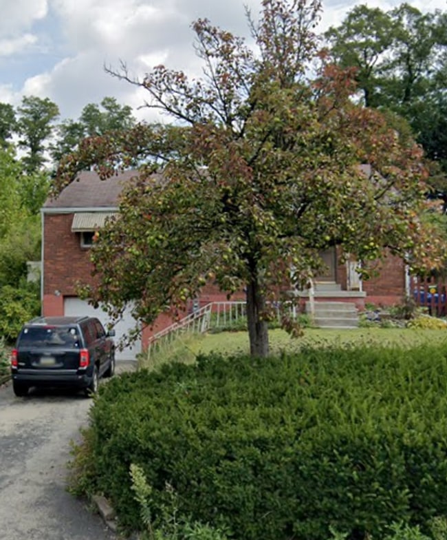 Building Photo - 214 McMasters Ave