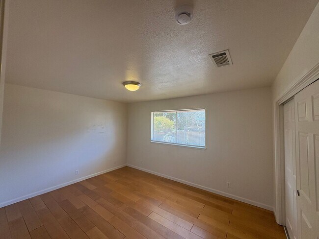 Foto del edificio - NW Reedley Home Near Shopping Center Rent ...
