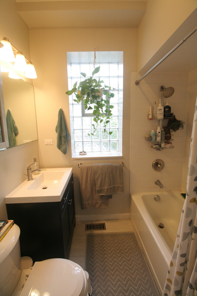 Bathroom - 4041 N Monticello Ave