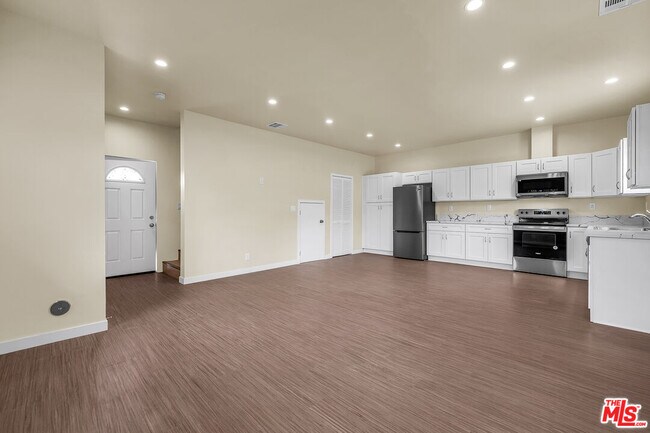 Foto del edificio - 6625 Duchess Dr