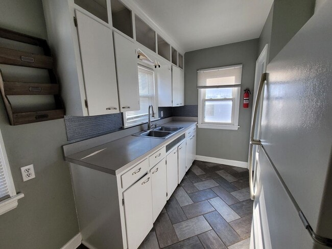 Building Photo - Great NE location 3 bedroom 1 bath, 1 stal...