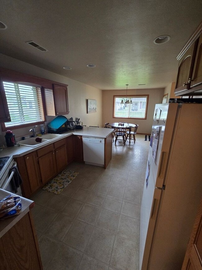 Building Photo - For Rent: 2 Bed / 2 Bath with 2-Car Garage...