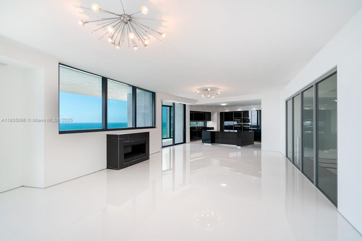 Foto principal - 18555 Collins Ave