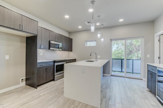 Foto del edificio - 3 br, 2.5 bath  - 2727 Thomas