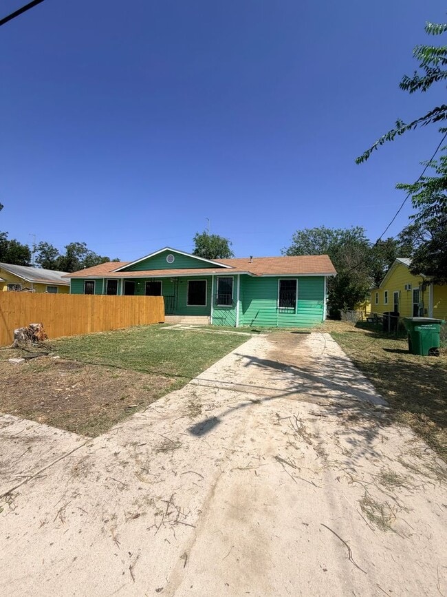 Building Photo - 323 Aldama