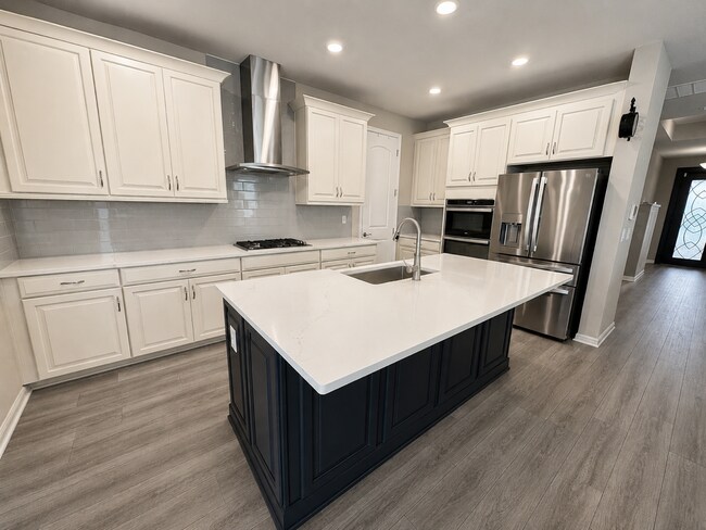 Foto del edificio - "Experience Tranquil Living: Stunning 3-Bed Lake View Home in Lakewood Ranch!"