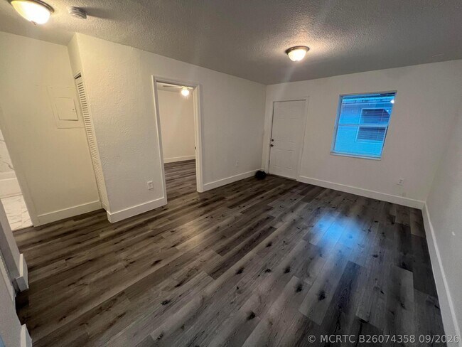 Foto del edificio - 242 NW 14th St
