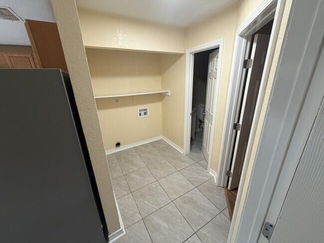 Building Photo - 4709 Blue Spruce Dr
