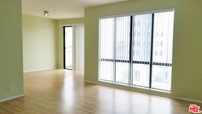 Foto del edificio - 533 S St Andrews Pl