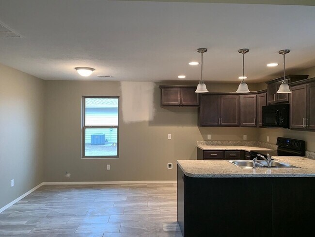 Building Photo - Beautiful home built in 2019 located in Re...