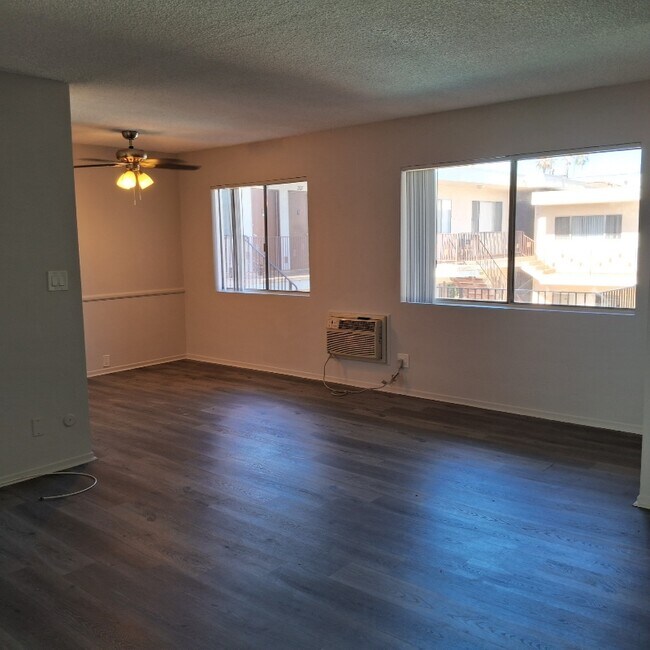 Foto del edificio - 4475 Rosewood Ave