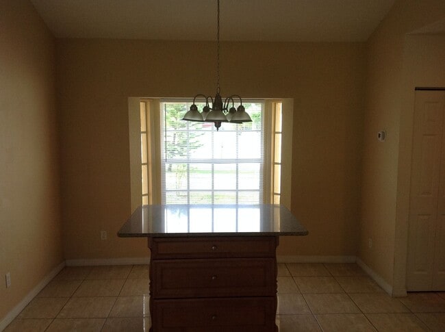 Building Photo - 3 BR 2 BA 2 CG rental in cental PSL