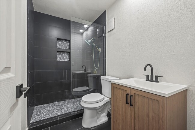 Building Photo - 16800 Sugar Pine Dr