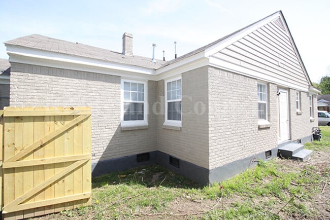 Building Photo - 137 Eastview Dr