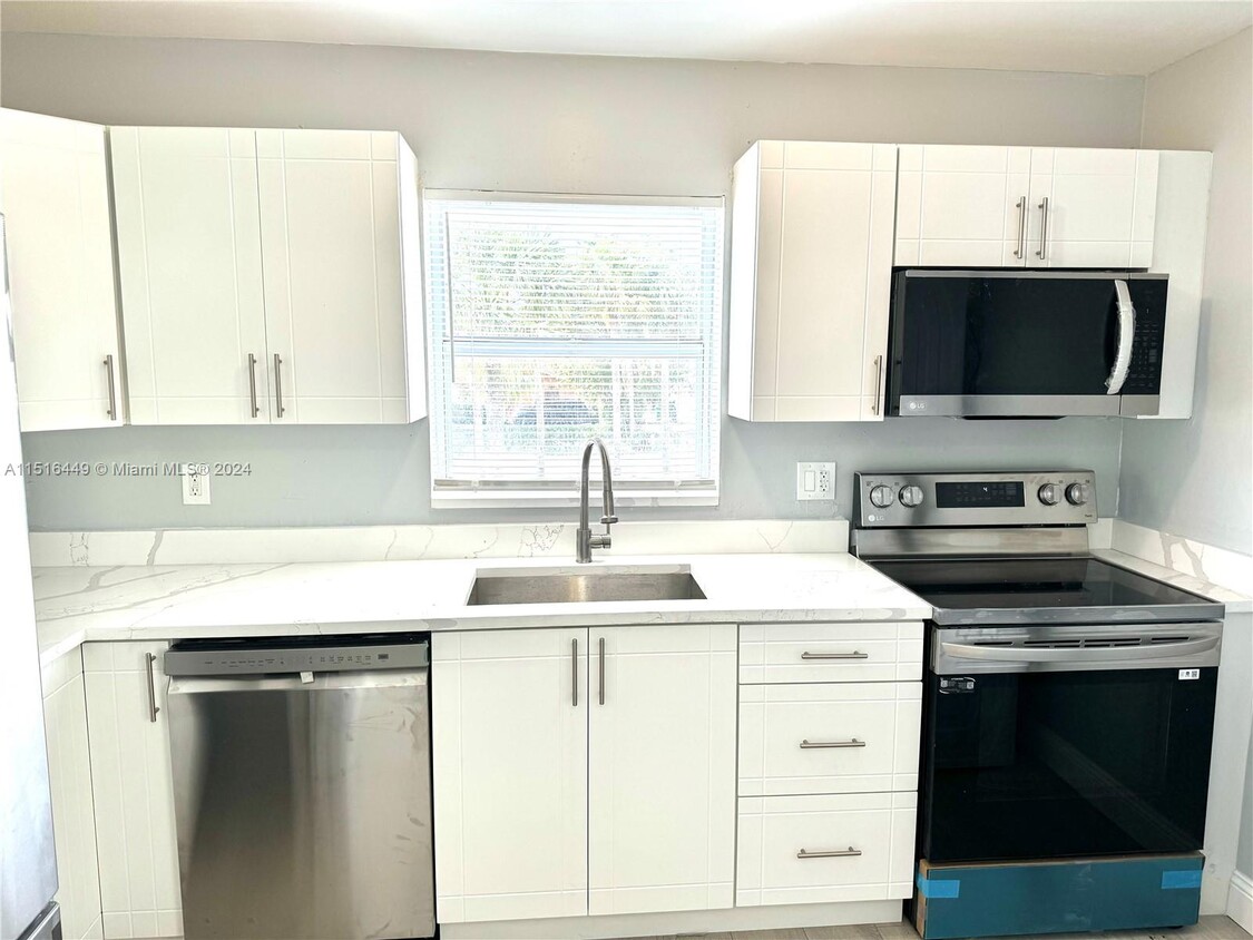 Foto principal - 4351 Riverside Dr