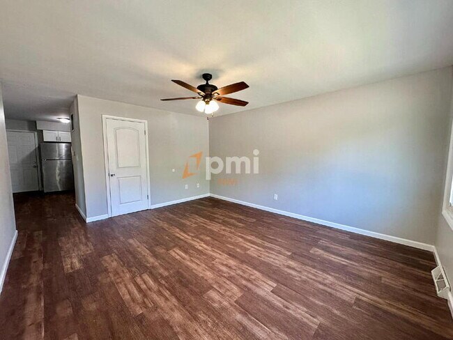 Foto del edificio - 3010-3012 Willowcreek Rd