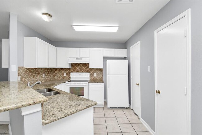 Building Photo - 10405 Shadow Oaks Dr