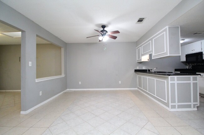 Foto del edificio - 2-story townhome in South Pensacola close ...
