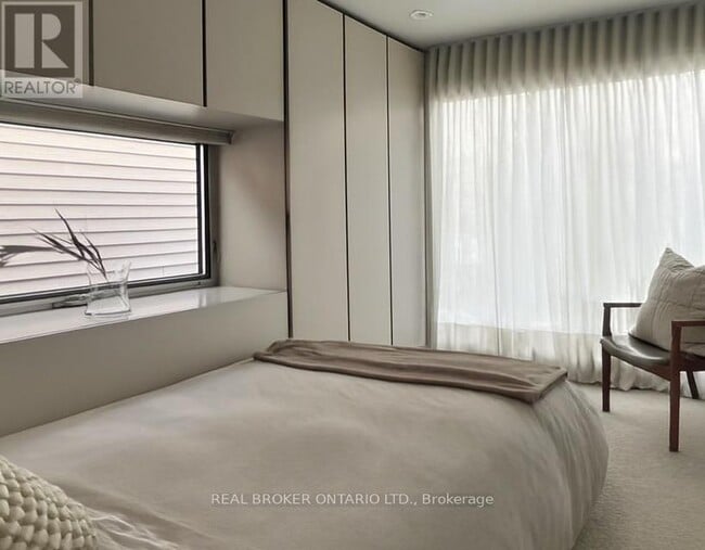 Building Photo - 329 Manning Ave