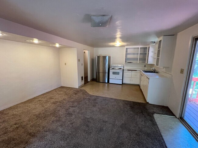 Building Photo - Spacious 1 Bedroom/ 1 Bath Duplex w/ Fence...