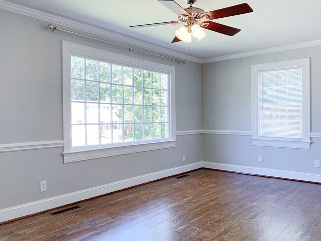 Foto del edificio - 3 Bedrooms 2 Full Bathrooms with fenced in...