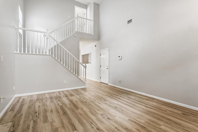 Building Photo - 3 BR 3 BA Townhouse