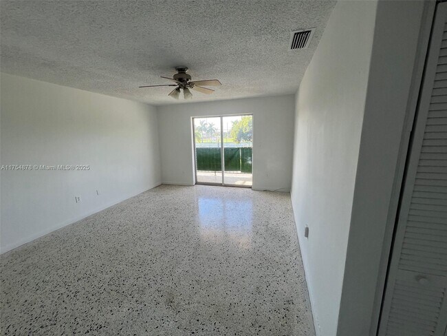 Foto del edificio - 887 W 29th St