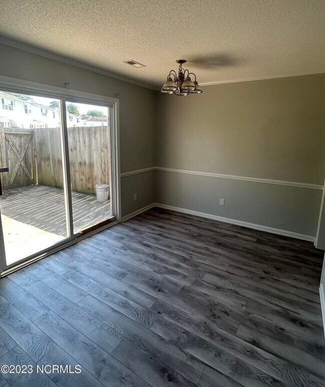 Foto del edificio - 890 Spring Forest Rd