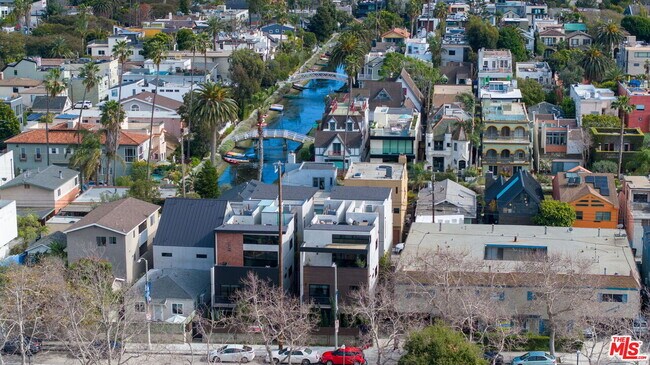 Building Photo - 454 S Venice Blvd