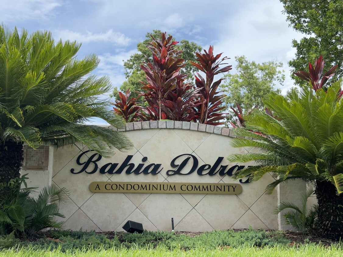 Foto principal - 1000 Crystal Way