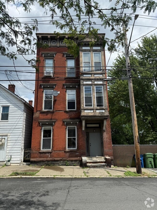 Building Photo - 164 Main St