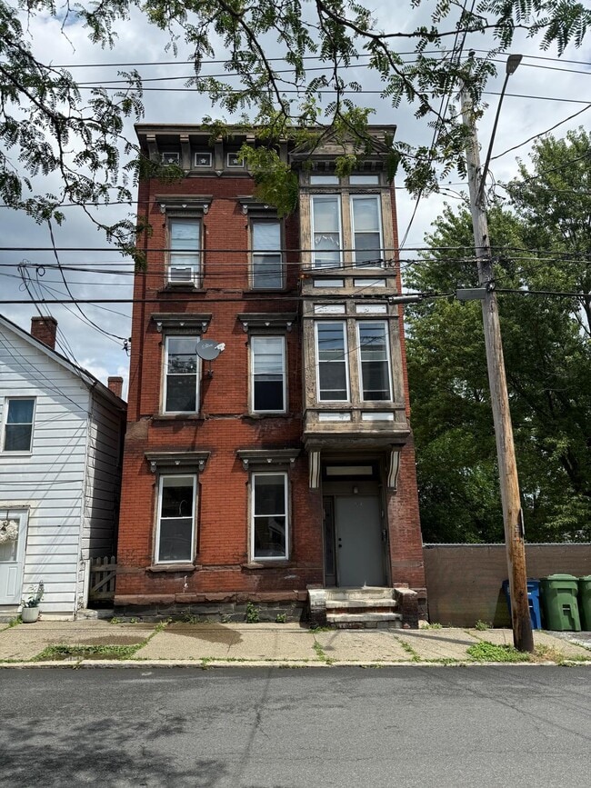 Building Photo - 164 Main St