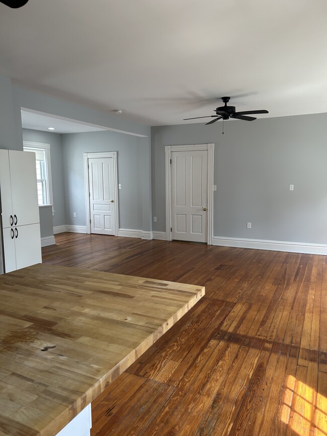 Building Photo - 1103 Oakwood Ave